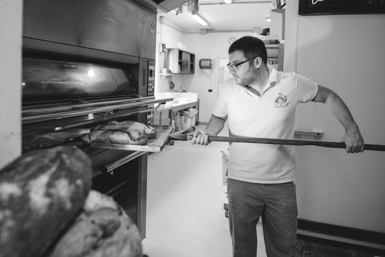 Giacomo inforna il pane
