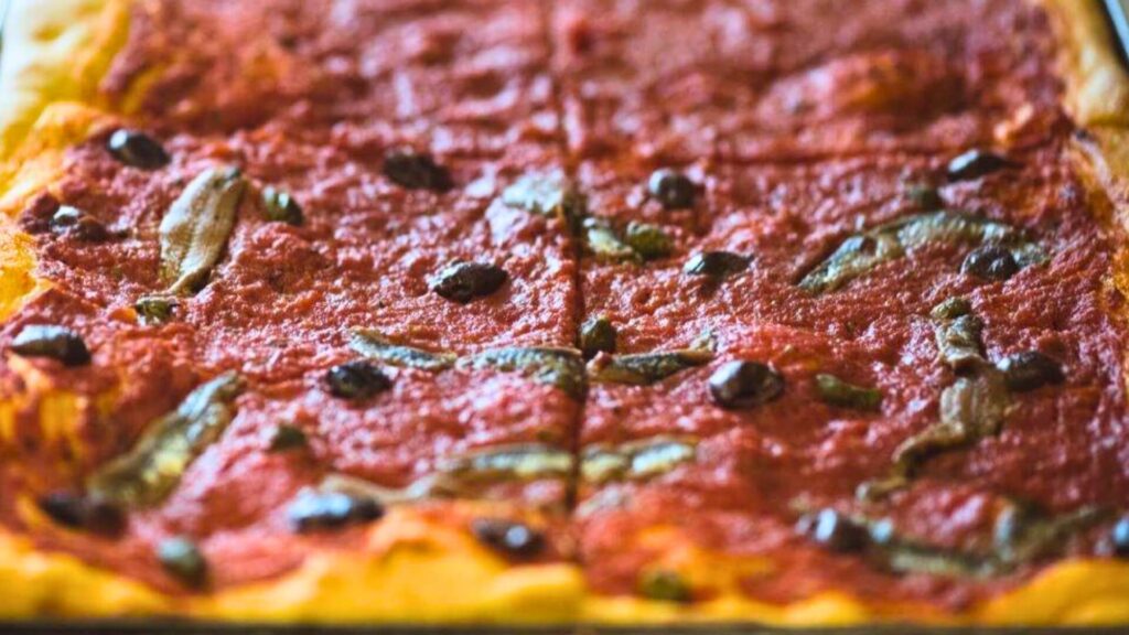 Focaccia pomodoro olive taggiasche acciughe e capperi