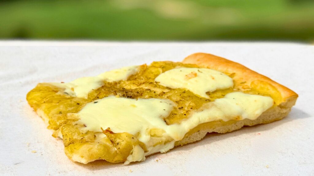 Focaccia patate, rosmarino e stracchino