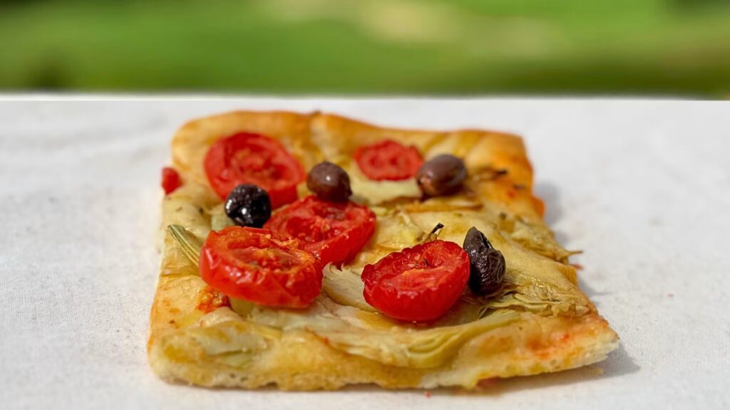 Focaccia pomodorini, olive e carciofini
