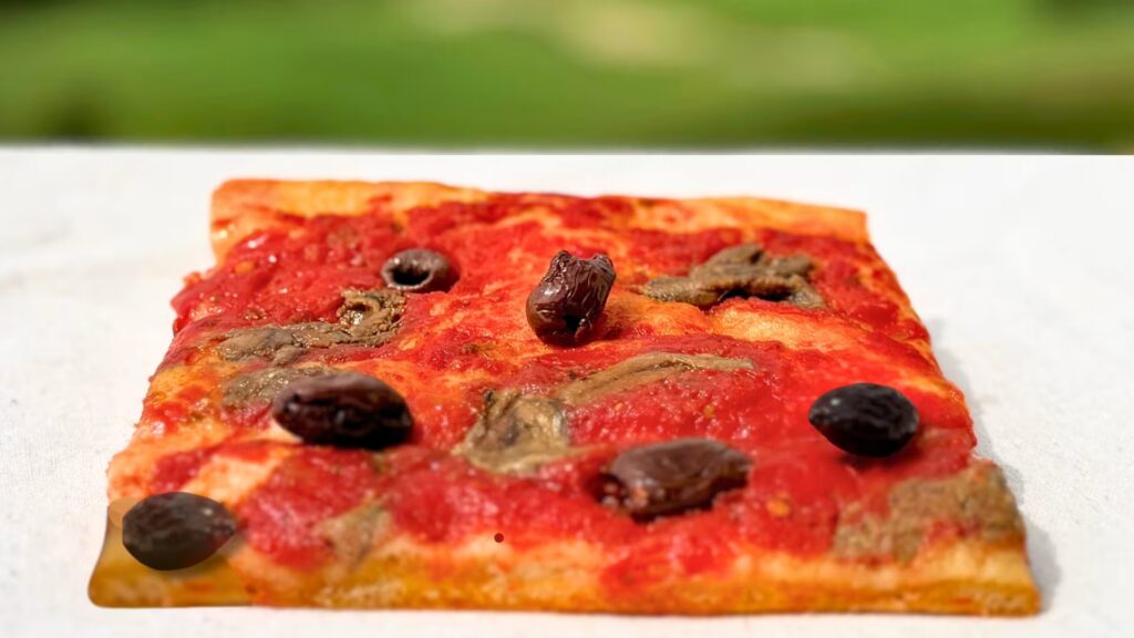 Focaccia pomodoro olive taggiasche acciughe e capperi