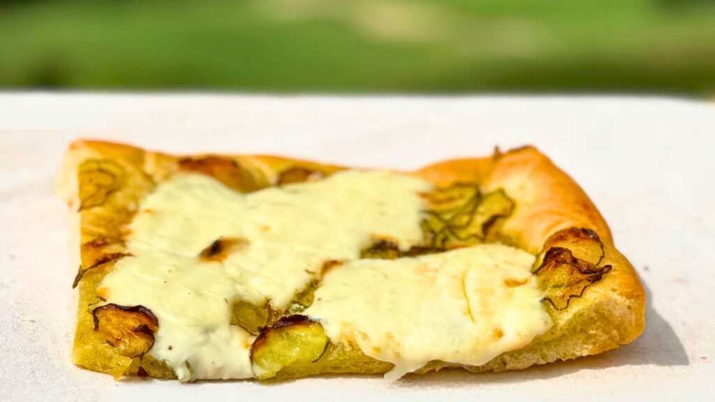Focaccia con zucchine e stracchino